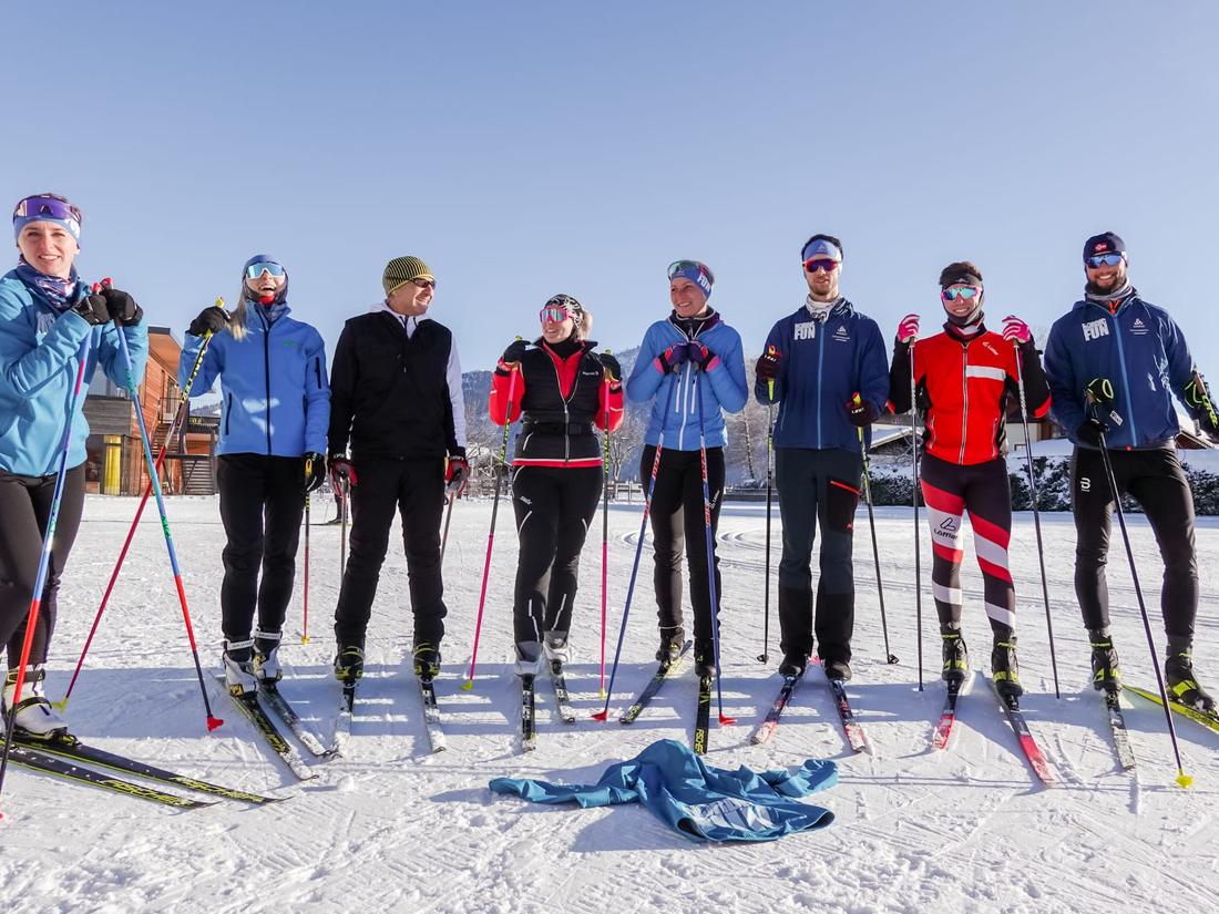 Gruppe in Nordic-Fun-Jacken beim Teambuilding